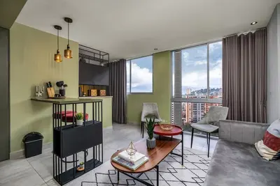Image de Stylish 19th floor loft near El Tesoro city view