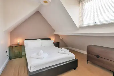 Duffield Road - Picturesque 1bed Apt. on the edge of River with shower over bath