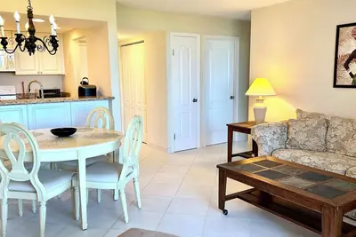 Image de Coral Beach Condo w Ocean View 1 Bdr Sleeps 4\n