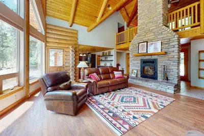 Image de Traditional Log Cabin | WiFi | Secluded 5 Acre Lot | Hoskison Hideaway