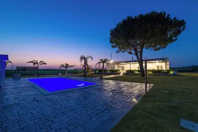 Villa de prestige avec piscine, à 6 km de la plage bleue, style méditerranéen