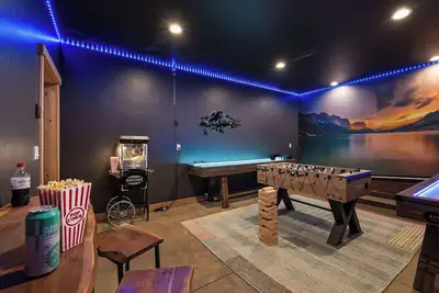 Image de Lux Retreat! Hot Tub! Game Room! 6 Mins to Gnp