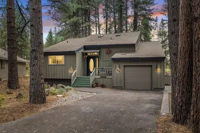 Image de New! Hot Tub ~ Heart of Sunriver ~  Fireplace ~ Updated Home ~ Sharc passes!