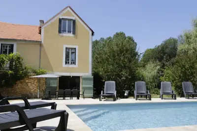 Image de logement de plain-pied avec piscine dans le bourg