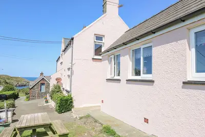 Image de 2 Sunny Hill, character holiday cottage, with a garden in St Davids