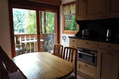 Image de agréable studio duplex bien orienté, bien organisé