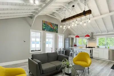 Image de The Water's Edge-A Modern Waterfront Cottage Rental