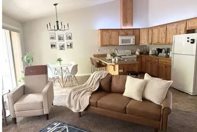 Image de Jsw Away Stay featuring 1 King size bed, 2 queen size beds, and 2 baths
