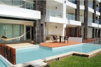 Image de Beachfront Bliss: 2br Beach Haven w/ Private Pool