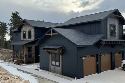 Image de Brand new 6 bedroom 5 bath cabin. Large covered deck, hot tub & pool table!