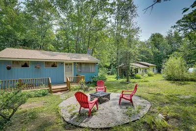 Image de Cozy Becket Cottage Escape w/ Lake Access!
