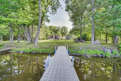 Image de Sarona Serenity: Lakeside Retreat w/ Boat Dock!