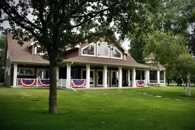 Image de Luxury Lakefront Oasis: hot tub, Game Room & flat Private Beach!
