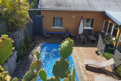 Image de Maison familiale dans village type de la Réunion près des sentiers de randonnées