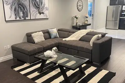 Image de Modern Spacious 1 bedroom and a den home (Lower Unit)