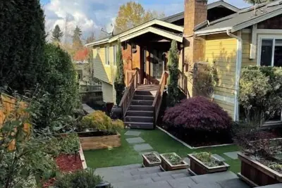 Image de Gorgeous one of a kind downtown Kirkland home