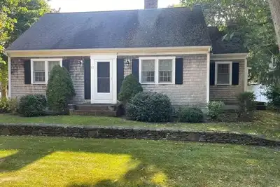 Image de 3 bedroom cape rental in West Harwich, Mass. Walking distance to beach.