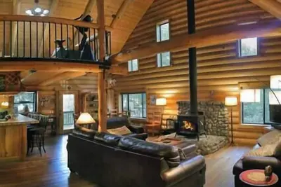 Image de Eagles Nest - Stunning Log Cabin with Guest House