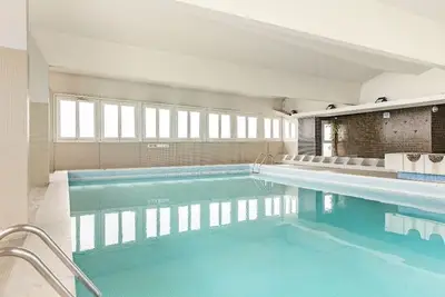 Image de Studio lumineux avec piscine