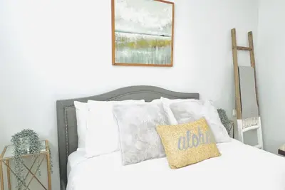 Image de 3628 Stylish and Cozy Mission Beach Cottage just steps away from the sand