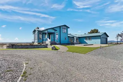 Image de Private Beachfront Cozy Home with Wifi and Jacuzzi in Oak Harbor!
