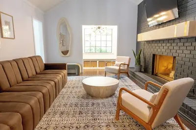 Image de Styled, cozy residential retreat near town center
