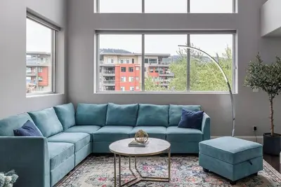 Image de Dt modern loft on Front St-soaring windows and views-1 block to beach-Min 90 day
