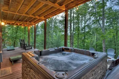 Image de Escape & Enjoy: Haven Cabin w/ Game Room & Hot Tub