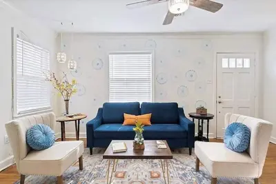 Image de Hollywood House; Midtown Gem- Fenced Yard, Deck, Fire Pit, Grill, Pet Friendly