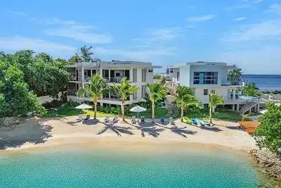 Image de 10 B/R Fully Staffed Luxury Villa w/ Private Beach