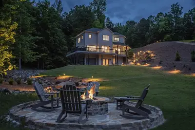 Image de Spacious Lakefront Escape – 6br, 4. 5ba, Big Yard, Calm Waters