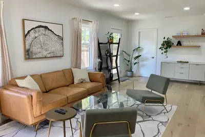 Image de Modern downtown luxury 2br home w fire pit and outdoor dining under cafe lights
