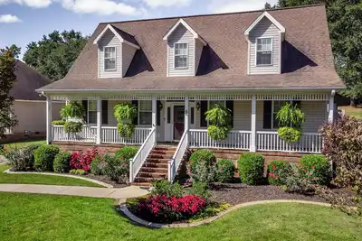 Image de Grand Greenville Estate ~ walk to Furman & Swamp Rabbit Trail!