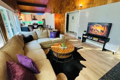 Image de Luxe Updated Family Cabin • 5 minute walking distance to Lake Gregory!