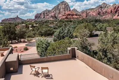 Image de Experience luxury at Sedona Coffee Pot Rock House, a cozy 3br retreat with stunning red rock views.