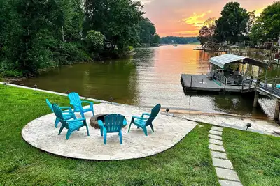 Image de Waterfront Lake Hickory Cottage with Sandy Beach and Screen Porch.
