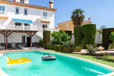 Image de Belle maison avec 5 chambres, piscine, jardins et wifi