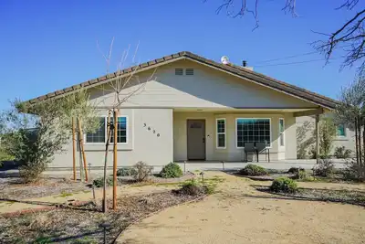 Image de Newly remodeled 4-bedroom, 3-bathroom home with jacuzzi close to downtown Paso
