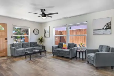Image de Freshly Remodeled Four Bedroom Home in Wine Country-Pet Friendly!
