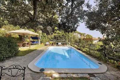 Image de Appartement de vacances \"Belvedere Su Bergeggi In Villa\" avec vue sur la mer, piscine et terrasse
