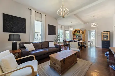 Image de Stylish, comfortable centrally located home! TVs in every room, cable