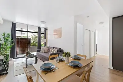 Image de A Spacious 2br Apt with a Courtyard & Free Parking