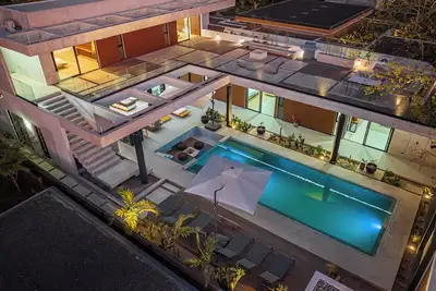 Image de Luxury new home in gated commuity, private pool, steps to the beach