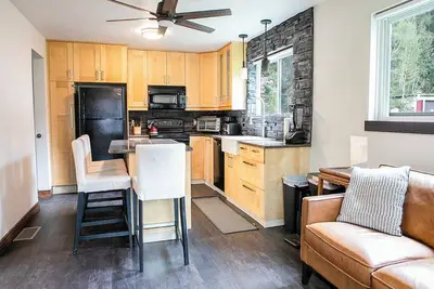 Image de Brighton Ski Cabin by Cottonwood Lodging - Long Term Stay Specials
