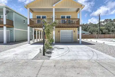Image de Under The Sea! Waterfront, Community Pool, Walk to Bars, Restaurants and Pier!