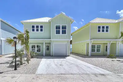 Image de Waterfront, Community Pool, Personal Hottub, Walk to Bars, Restaurants and Pier