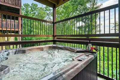 Image de Majestic 4bd w/ Views! Game Room + Hot Tub!