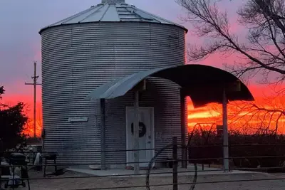 Image de Brent & Jean's Grain Bin Inn Barn\n