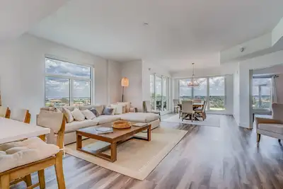 Image de The Perch at Azure: Top Floor Corner unit on Island Estates in Clearwater Fl.