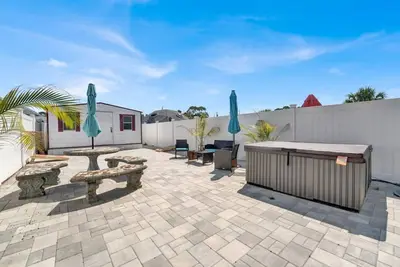Image de Pet-Friendly 2-Bedroom Townhome with Hot Tub in the Heart of Pcb! Walk to the Beach & Sleeps 9!